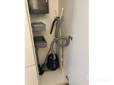 Inventarier till fullt möblerad enrummare - se alla bilder för komplett innehåll