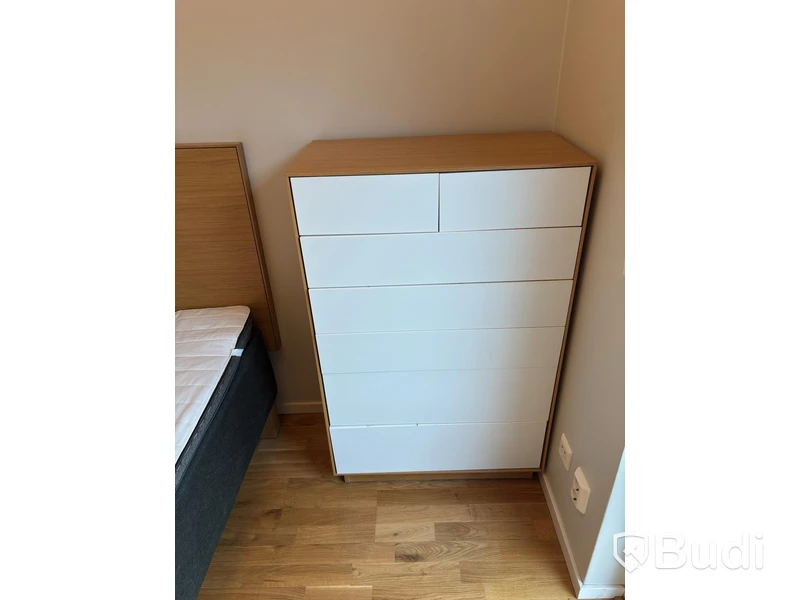 Inventarier till fullt möblerad enrummare - se alla bilder för komplett innehåll