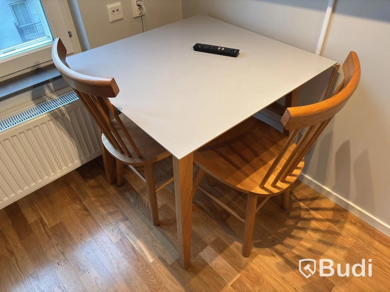 Inventarier till fullt möblerad enrummare - se alla bilder för komplett innehåll