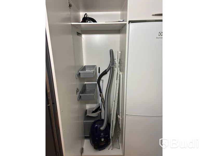 Inventarier till fullt möblerad enrummare - se alla bilder för komplett innehåll