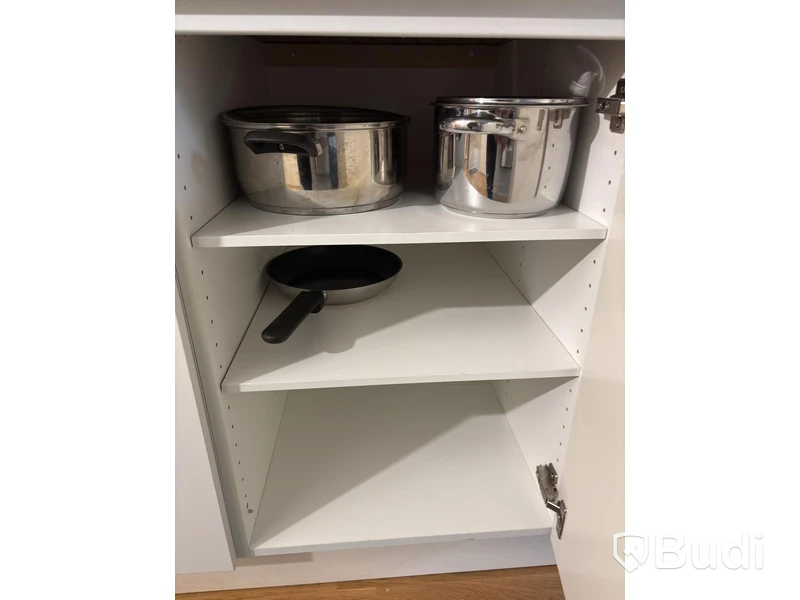 Inventarier till fullt möblerad enrummare - se alla bilder för komplett innehåll