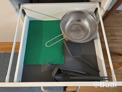 Inventarier till fullt möblerad enrummare - se alla bilder för komplett innehåll