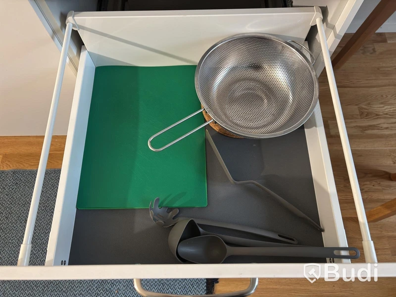 Inventarier till fullt möblerad enrummare - se alla bilder för komplett innehåll