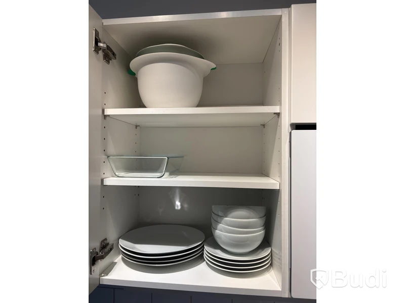 Inventarier till fullt möblerad enrummare - se alla bilder för komplett innehåll