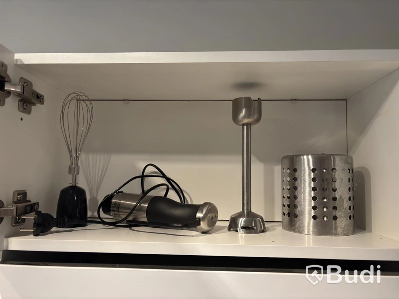 Inventarier till fullt möblerad enrummare - se alla bilder för komplett innehåll