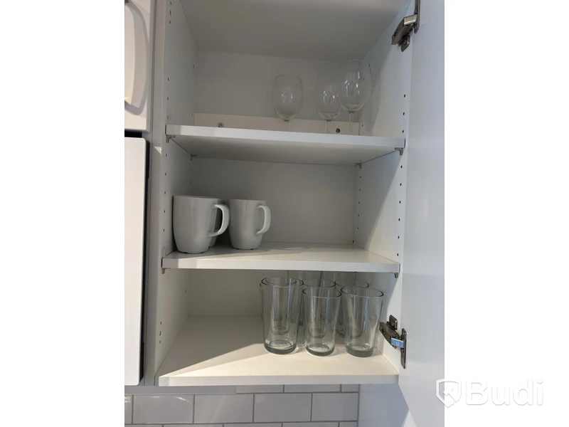 Inventarier till fullt möblerad enrummare - se alla bilder för komplett innehåll