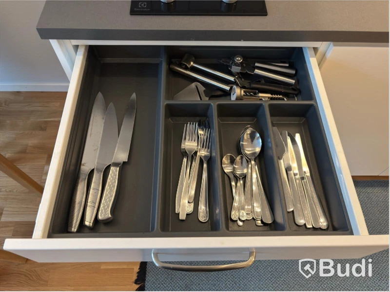 Inventarier till fullt möblerad enrummare - se alla bilder för komplett innehåll