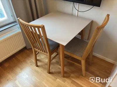 Inventarier till fullt möblerad enrummare - se alla bilder för komplett innehåll