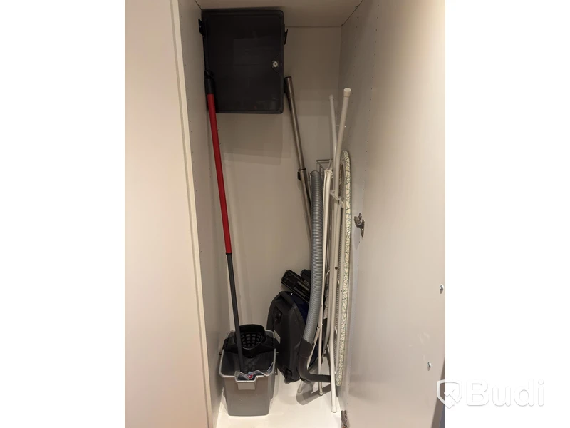 Inventarier till fullt möblerad enrummare - se alla bilder för komplett innehåll