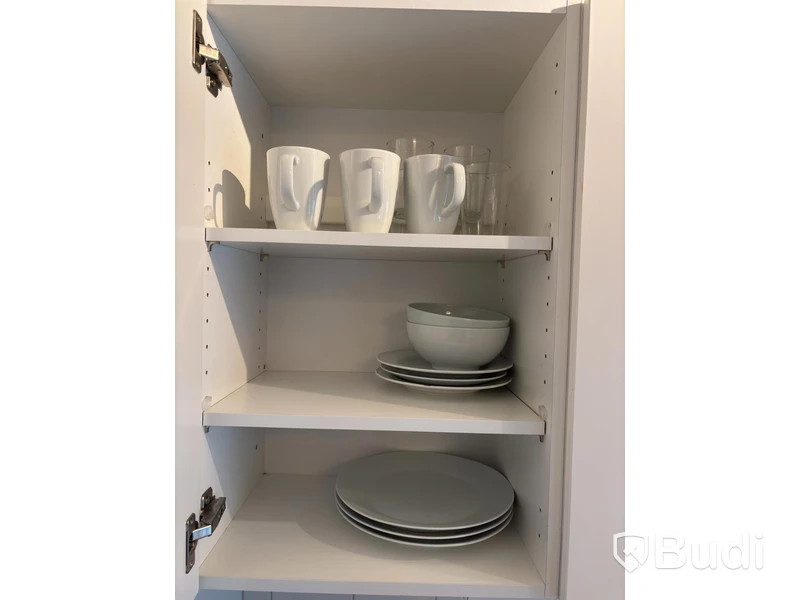 Inventarier till fullt möblerad enrummare - se alla bilder för komplett innehåll