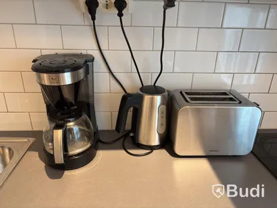 Inventarier till fullt möblerad enrummare - se alla bilder för komplett innehåll
