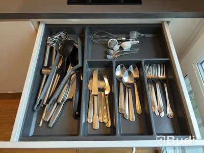 Inventarier till fullt möblerad enrummare - se alla bilder för komplett innehåll