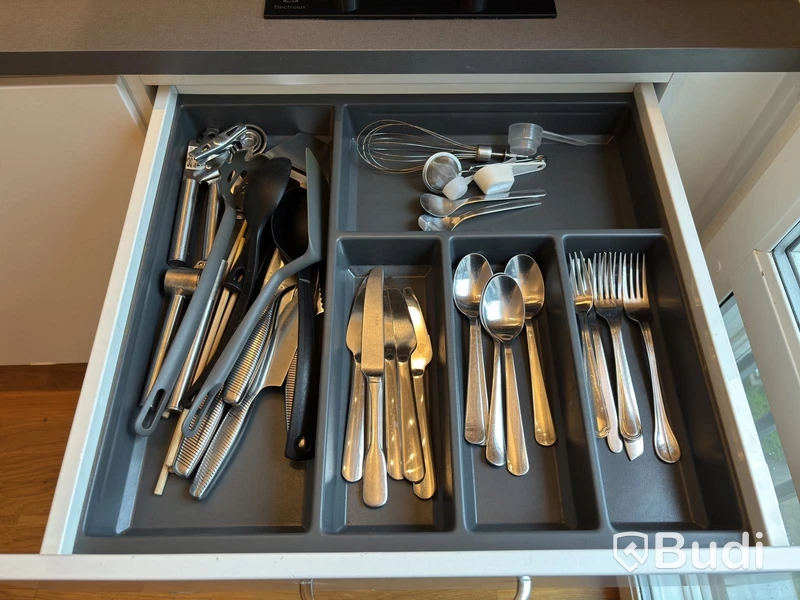 Inventarier till fullt möblerad enrummare - se alla bilder för komplett innehåll