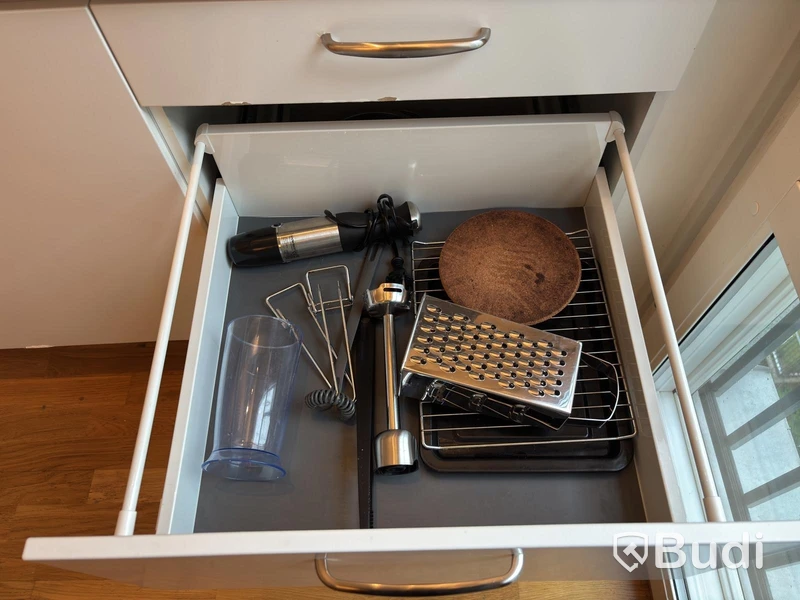 Inventarier till fullt möblerad enrummare - se alla bilder för komplett innehåll