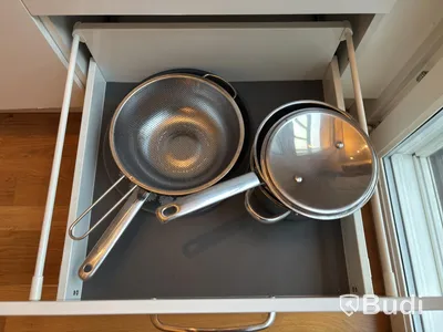 Inventarier till fullt möblerad enrummare - se alla bilder för komplett innehåll