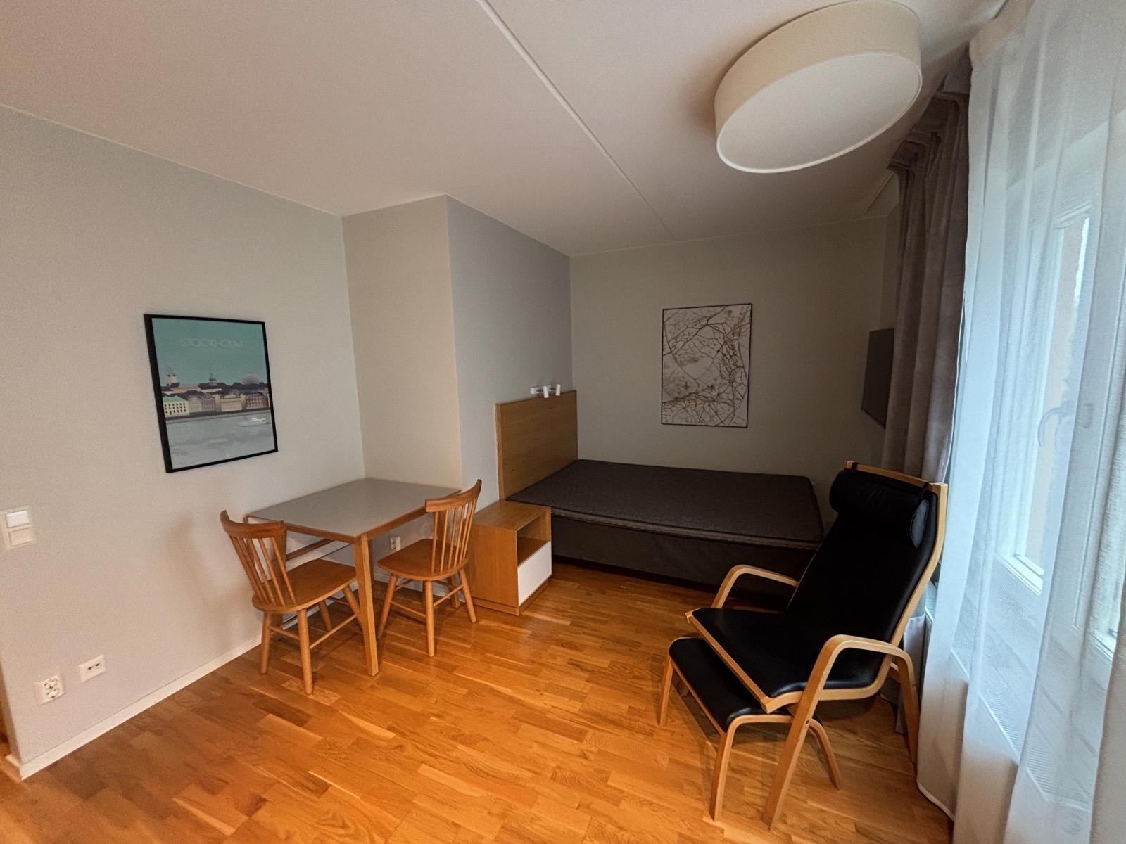 Inventarier till fullt möblerad enrummare - se alla bilder för komplett innehåll