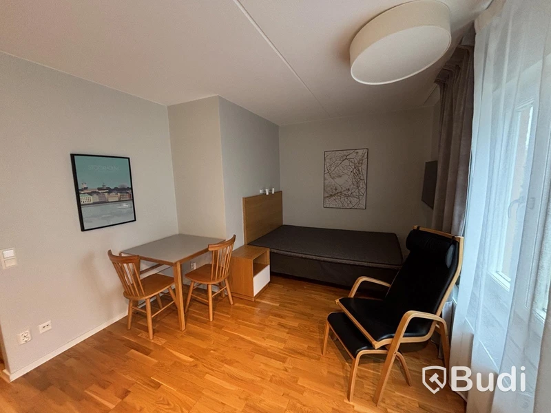 Inventarier till fullt möblerad enrummare - se alla bilder för komplett innehåll