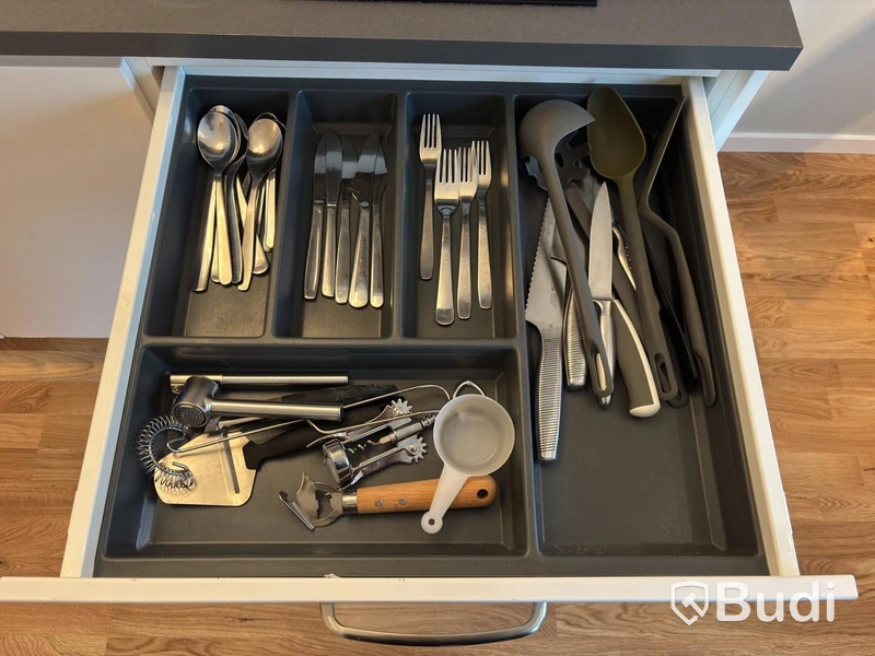 Inventarier till fullt möblerad tvårummare - se alla bilder för komplett innehåll