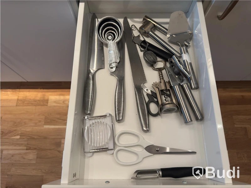 Inventarier till fullt möblerad tvårummare - se alla bilder för komplett innehåll