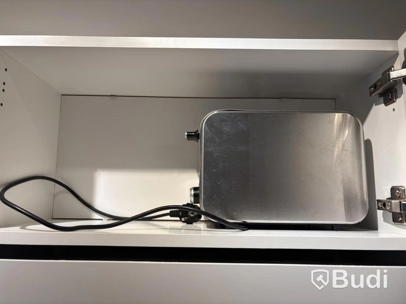 Inventarier till fullt möblerad enrummare - se alla bilder för komplett innehåll