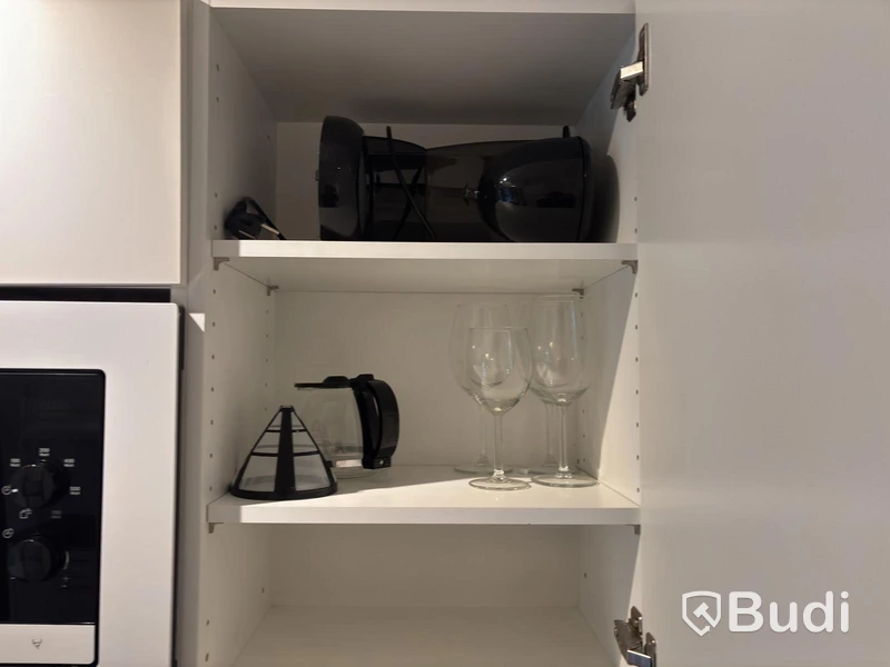 Inventarier till fullt möblerad enrummare - se alla bilder för komplett innehåll