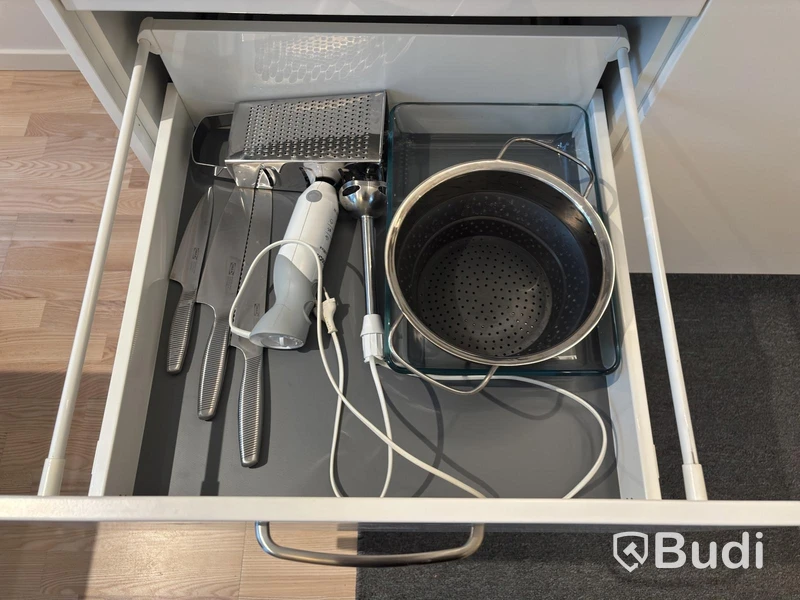 Inventarier till fullt möblerad enrummare - se alla bilder för komplett innehåll