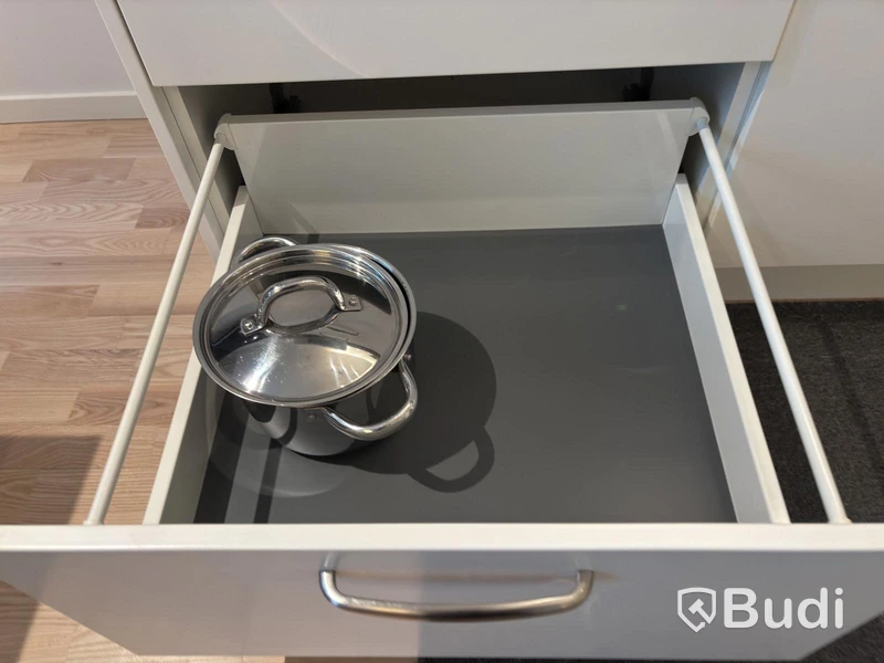 Inventarier till fullt möblerad enrummare - se alla bilder för komplett innehåll