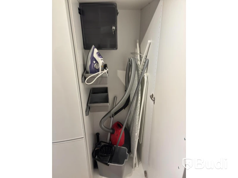 Inventarier till fullt möblerad enrummare - se alla bilder för komplett innehåll