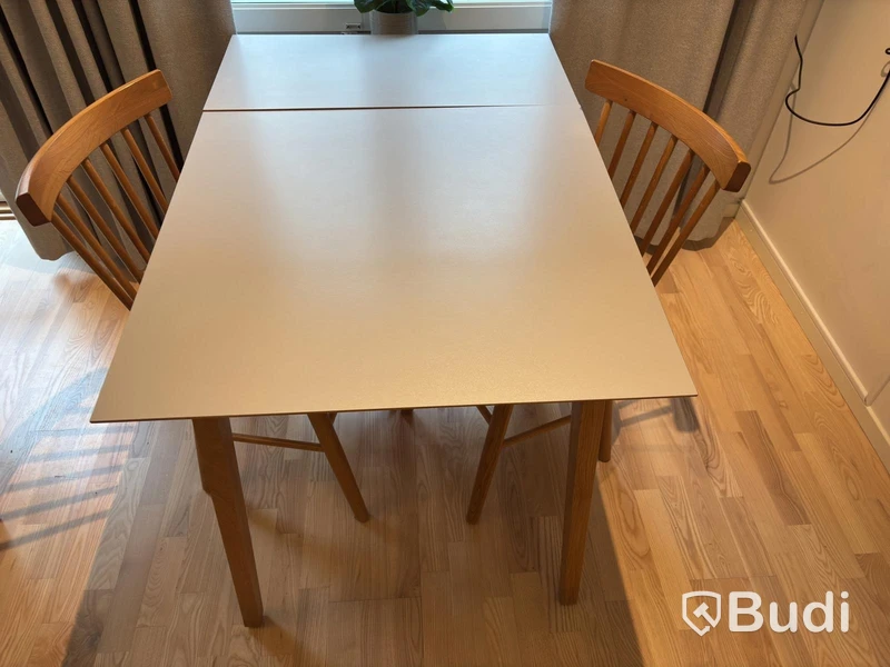 Inventarier till fullt möblerad enrummare - se alla bilder för komplett innehåll