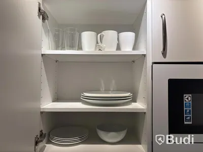 Inventarier till fullt möblerad enrummare - se alla bilder för komplett innehåll