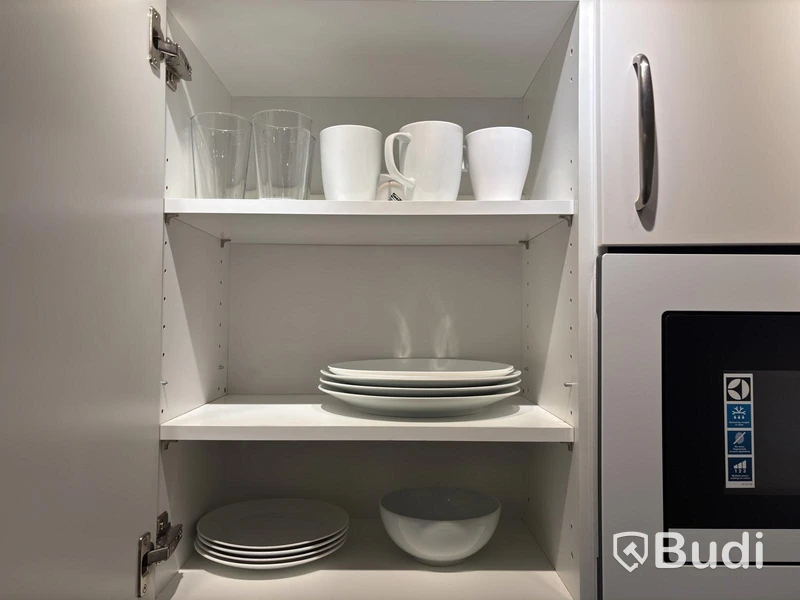 Inventarier till fullt möblerad enrummare - se alla bilder för komplett innehåll