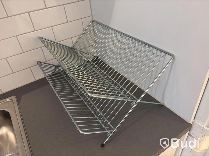 Inventarier till fullt möblerad enrummare - se alla bilder för komplett innehåll