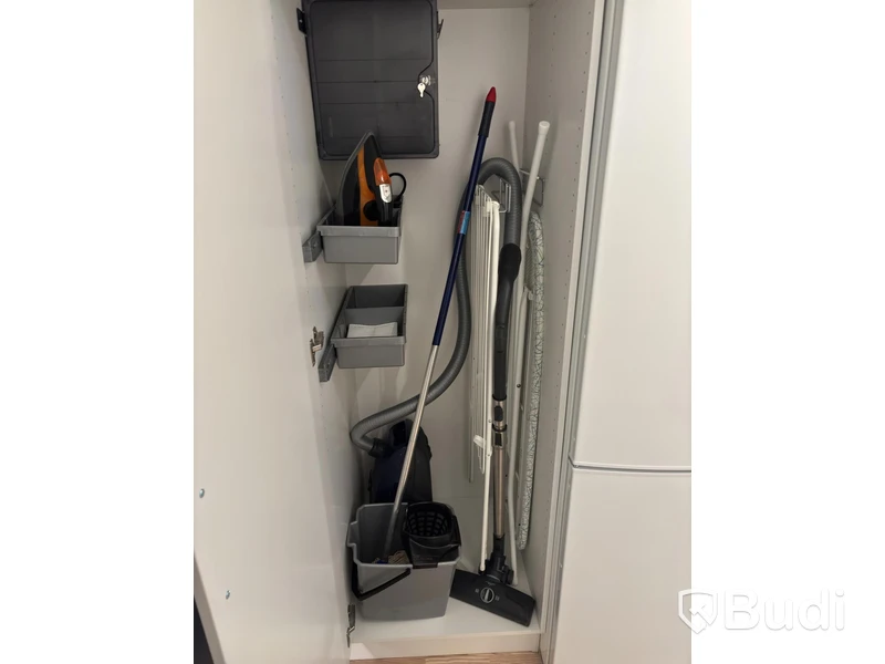 Inventarier till fullt möblerad enrummare - se alla bilder för komplett innehåll