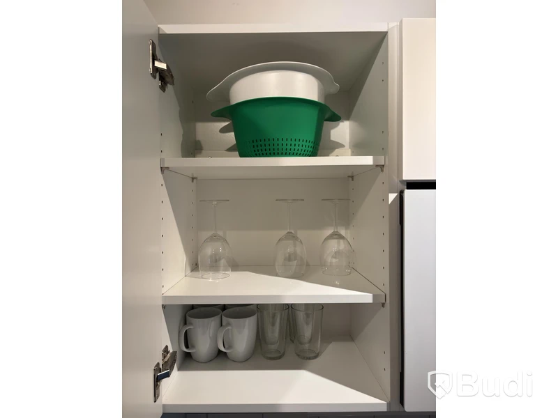 Inventarier till fullt möblerad enrummare - se alla bilder för komplett innehåll