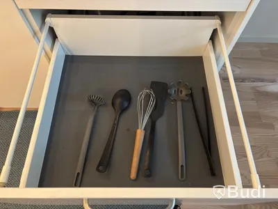Inventarier till fullt möblerad enrummare - se alla bilder för komplett innehåll