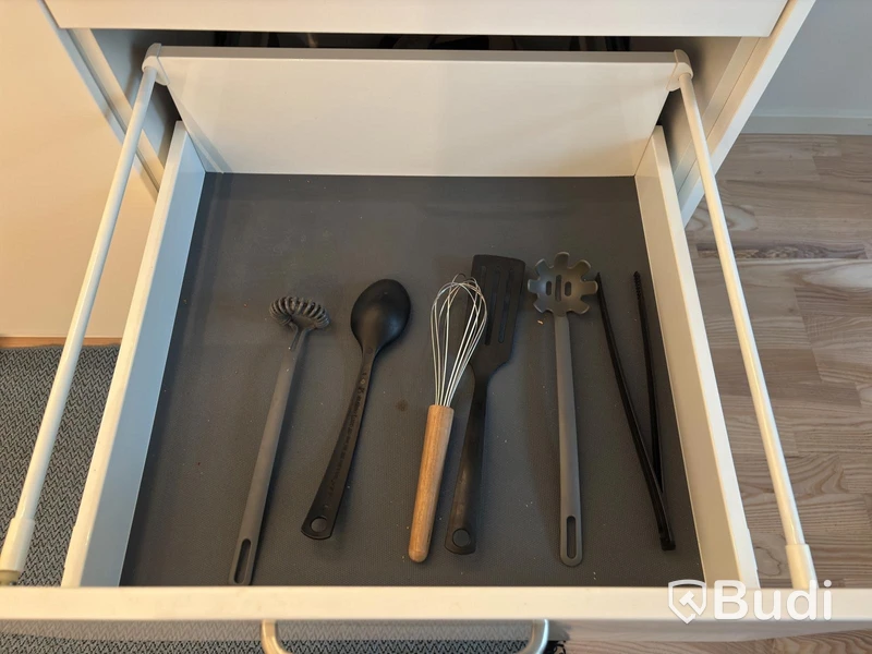 Inventarier till fullt möblerad enrummare - se alla bilder för komplett innehåll