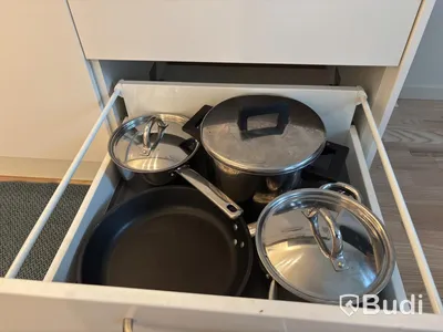Inventarier till fullt möblerad enrummare - se alla bilder för komplett innehåll