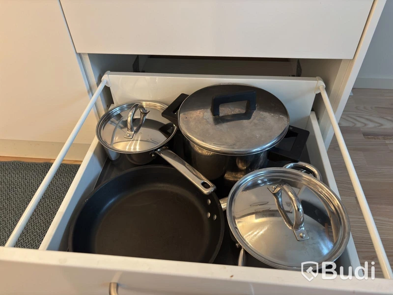 Inventarier till fullt möblerad enrummare - se alla bilder för komplett innehåll