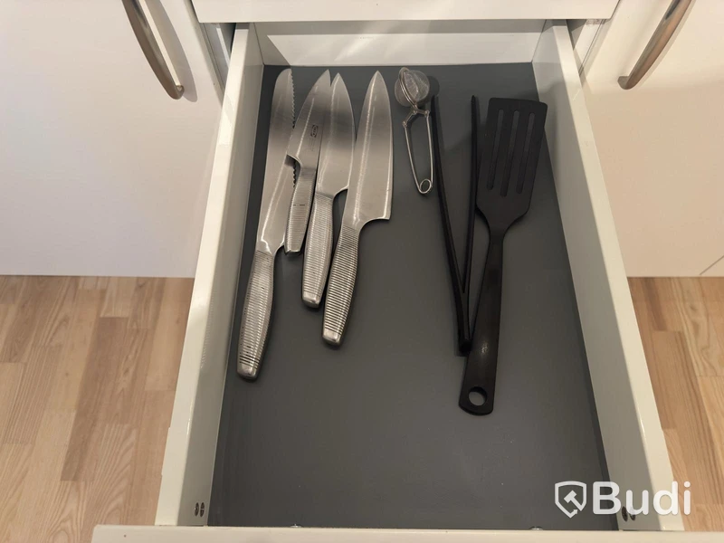 Inventarier till fullt möblerad tvårummare - se alla bilder för komplett innehåll