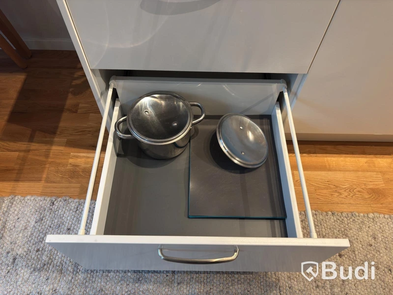 Inventarier till fullt möblerad tvårummare - se alla bilder för komplett innehåll