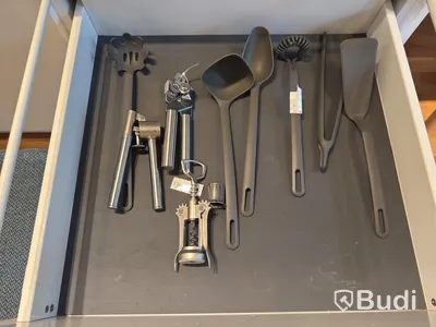 Inventarier till fullt möblerad enrummare - se alla bilder för komplett innehåll