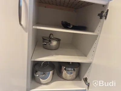 Inventarier till fullt möblerad enrummare - se alla bilder för komplett innehåll