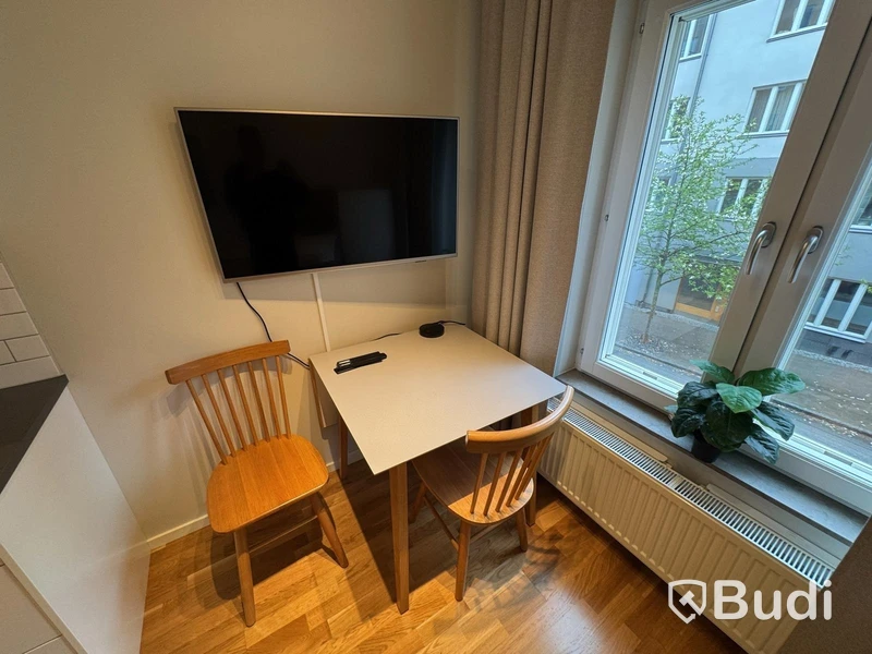 Inventarier till fullt möblerad enrummare - se alla bilder för komplett innehåll
