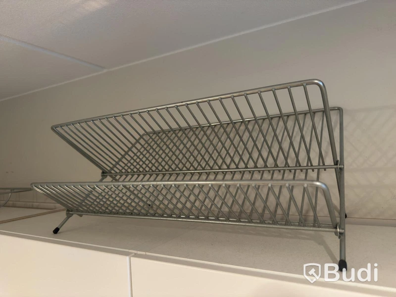 Inventarier till fullt möblerad enrummare - se alla bilder för komplett innehåll