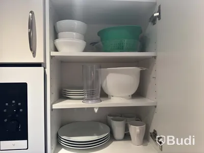 Inventarier till fullt möblerad enrummare - se alla bilder för komplett innehåll