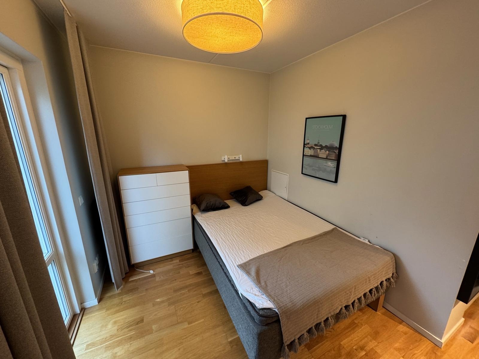 Inventarier till fullt möblerad enrummare - se alla bilder för komplett innehåll