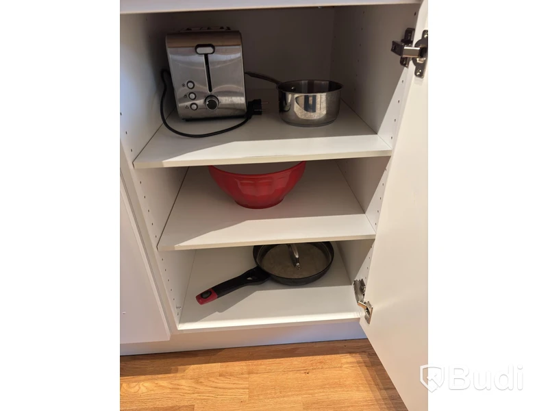 Inventarier till fullt möblerad enrummare - se alla bilder för komplett innehåll