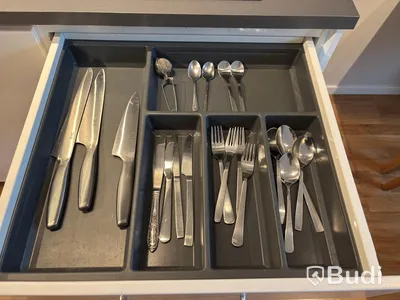 Inventarier till fullt möblerad enrummare - se alla bilder för komplett innehåll