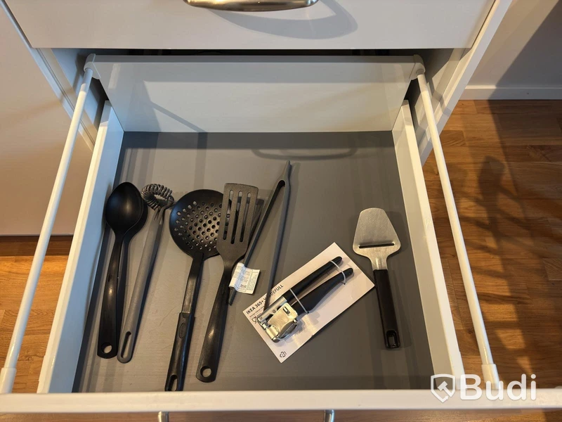Inventarier till fullt möblerad enrummare - se alla bilder för komplett innehåll