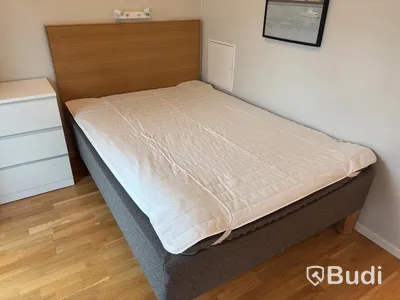 Inventarier till fullt möblerad enrummare - se alla bilder för komplett innehåll
